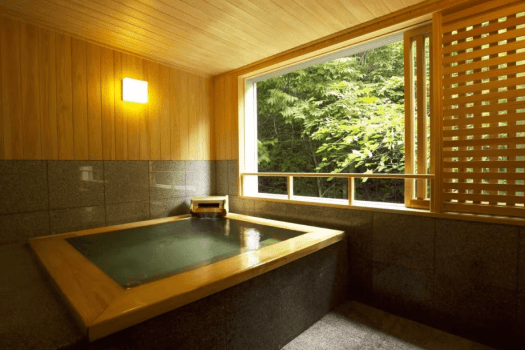 [Example of a Japanese-Western room with a panoramic bath (75 square meters)] Enjoy bathing in the hot spring water in the evening and morning.