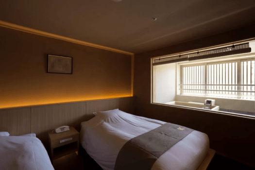 [Example of a Japanese-Western room with a panoramic bath (75 square meters)] This is the bedroom. In the back is the panoramic bath with natural hot spring water.