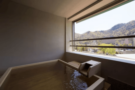 [Example of a Japanese-Western room with a panoramic bath (75 square meters)] You can see the nature of Jozankei beyond the window.