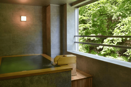 [Example of a Japanese-style bedroom (75 square meters) with a panoramic bath] Open the window wide and listen to the sounds of the mountains.