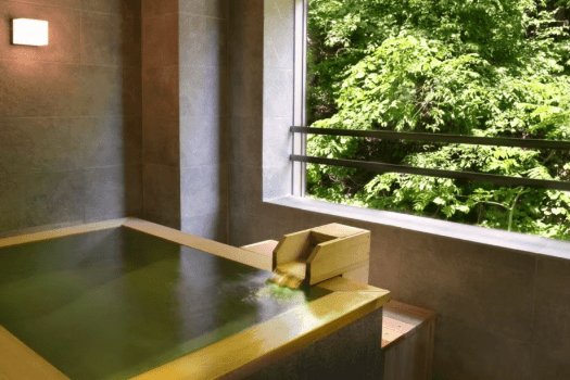 [Example of a Japanese-style bedroom (75 square meters) with a panoramic bath] Enjoy bathing in water straight from the source without leaving the comfort of your room.
