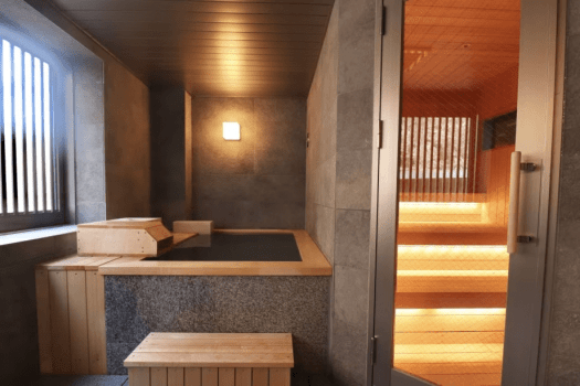 【サウナ＆展望風呂付洋室（75平米）】窓を大きく開けて外気浴もお愉しみいただけます。