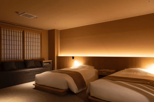 【温泉付デラックスツイン（60平米/ユニバーサルデザイン）一例】間取り／展望風呂、ベッドルーム