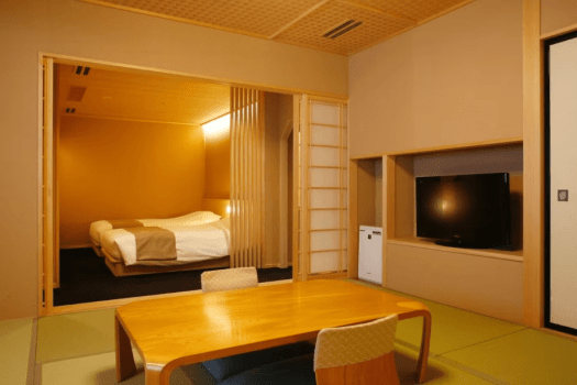 [Example of a Japanese-Western twin room (60 square meters) with a panoramic bath] Facing the hot spring town, this room features a panoramic bath with a cypress bath fed directly from the source, a twin bed, and an 8-tatami Japanese-style room.