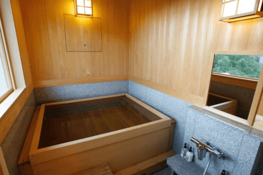 [Example of a Japanese-Western twin room (60 square meters) with a panoramic bath] Enjoy bathing in water straight from the hot spring.