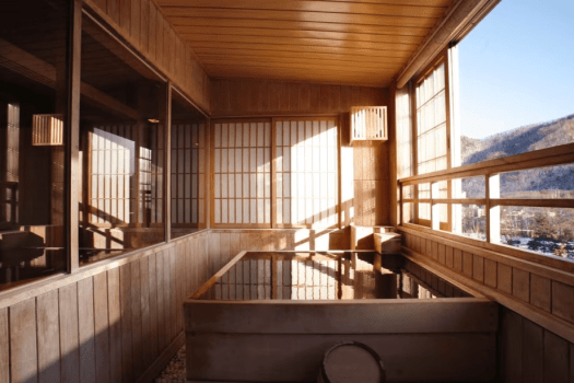 [Example of a Japanese-Western twin room (60 square meters) with a panoramic bath] Bathing while feeling the refreshing breeze is a special experience.