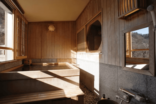 [Example of a Japanese-style room (60 square meters) with a panoramic bath] The room is equipped with a panoramic bath made of granite and fed directly from the hot spring.