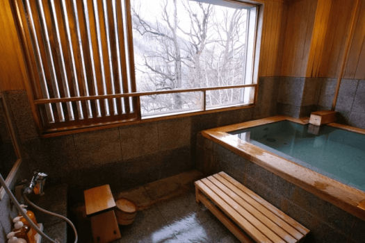 [Example of a Japanese-style room (60 square meters) with a panoramic bath] You will be soothed by the natural beauty of Jozankei throughout the seasons.