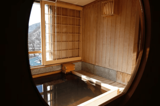 [Example of a Japanese-style room (60 square meters) with a panoramic bath] Enjoy the rich waters blended from three private hot springs.
