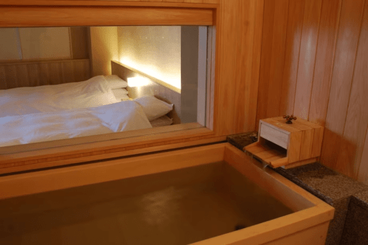 [Example of a twin room (60 square meters) with an indoor cypress bath] The bathtub is filled with rich water that is a blend of three private hot springs.
