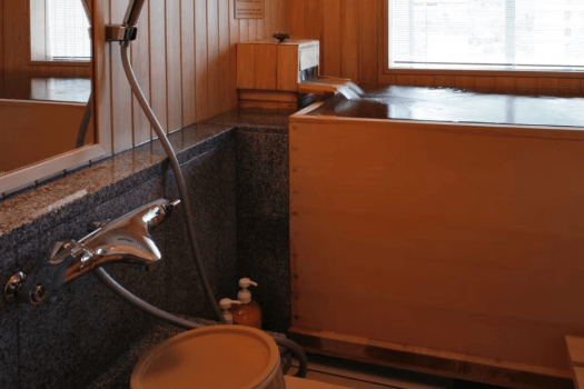 [Example of a twin room (45 square meters) with an indoor cypress bath] The bathtub is filled with rich water that is a blend of three private hot springs.