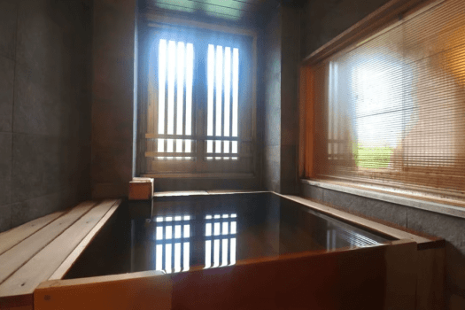 [Example of a Western-style room with a panoramic bath (45 square meters)] Enjoy a relaxing bath in the panoramic bath with water directly from the hot spring.