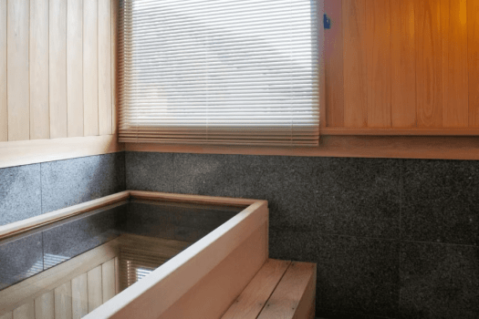 [Example of a Western-style room with a panoramic bath (45 square meters)] Enjoy a relaxing bath in the panoramic bath with water directly from the hot spring.