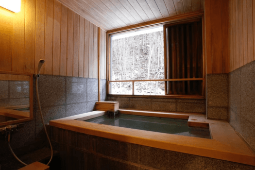 [Example of a Japanese-style room with a panoramic bath (45 square meters)] The rich water is a blend of three private hot springs.