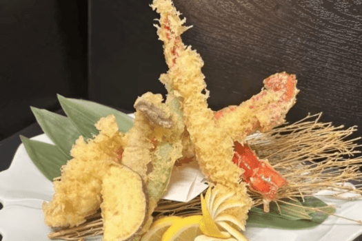 身がぎっしり詰まったタラバガニの足を天ぷらでお召し上がりいただきます。