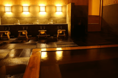 【離れの湯屋 森乃湯／内湯】15:30～深夜2時は貸切タイム（有料）／翌6:00～10:00は無料開放しています。照明をできるだけ落とし、シャワーなども設けず、昔ながらの湯治場の雰囲気を味わっていただけます。