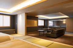 【街側の温泉＆寝湯付客室「松風」(120平米)】／「松風」では夕日岳を望むロケーションをお愉しみいただけます。