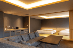 【街側の温泉＆寝湯付客室「松風」(120平米)】／ご到着からご出発までゆったりとおくろぎくださいませ。お部屋からは中庭の小さな松樹をご覧いただけます。