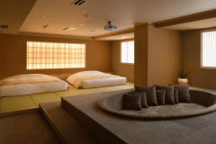 【街側の温泉付客室「至寶」（120平米）】DVD・Blu-ray Discをご自宅からお持ちいただくと大画面で鑑賞いただけます。