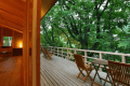 [Detached bathhouse Morinoyu/Morinochaya] After your bath, please relax on the terrace surrounded by the refreshing greenery of the trees.
