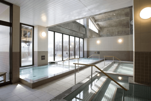 【内湯】浴場にはシャンプー、リンス、ボディソープをご用意しています。