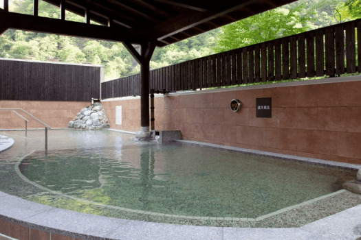 【露天風呂】季節の移ろいを間近に感じられる風情豊かな露天風呂です。