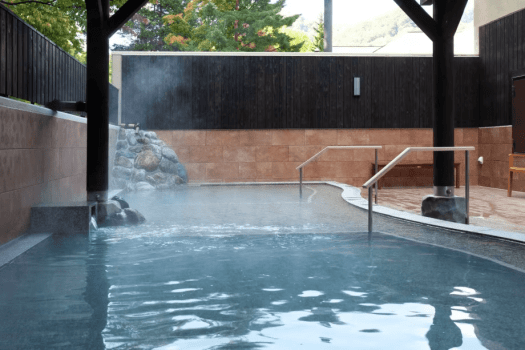 【露天風呂】こんこんと自然のままに湧き出るお湯は単純硫黄泉です。