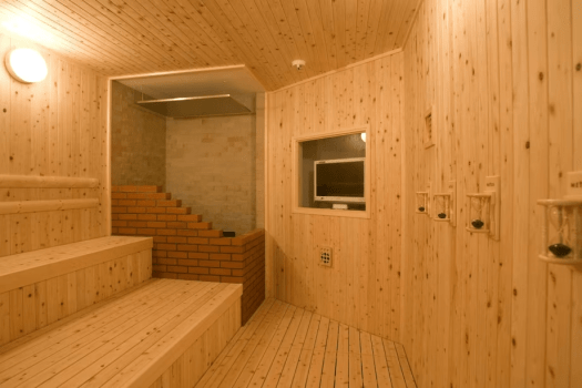 【サウナ】ベンチは他の方との距離が気にならない、たっぷりサイズ。