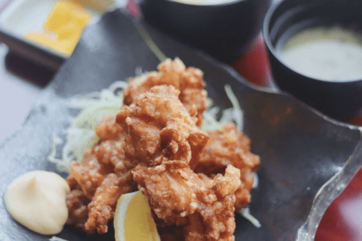 「小金湯ザンギ定食」。紅生姜を衣にまとわせたちょっと大きめサイズ。ハイボールやビールとの相性バッチリ