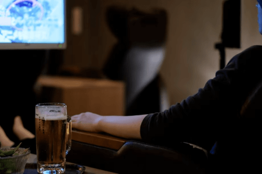 【食堂】テレビ付きリクライニングチェア席。テレビを観たり、ひと眠りしたり。過ごし方は自由です。