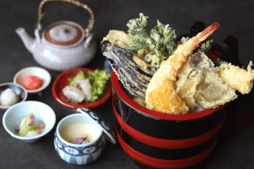 予約・数量限定の「黄金天丼」。サクッと揚げた厳選ネタに、秘伝のタレが絡みます。