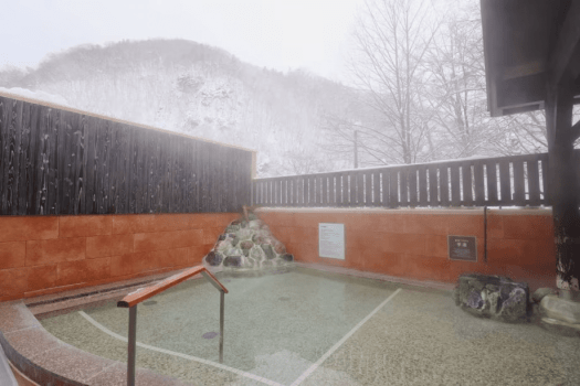 【大浴場/露天風呂】若葉に青葉、もみじ、枝垂れの雪化粧。季節のうつろいを間近で楽しめる、風情ゆたかな露天風呂です。 【大浴場/露天風呂】若葉に青葉、もみじ、枝垂れの雪化粧。季節のうつろいを間近で楽しめる、風情ゆたかな露天風呂です。