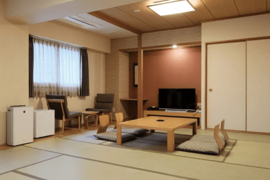 【和室一例】くつろぎと団らんのひとときをお過ごしくださいませ（写真は一例です。当日のお部屋を確約するものではございませんのでご了承願います）。