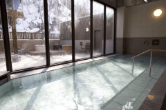 【内湯】お湯に浸かりながら、窓越しに四季の景色をお愉しみくださいませ。