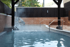 【露天風呂】こんこんと自然のままに湧き出るお湯は単純硫黄泉です。