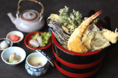 予約・数量限定の「黄金天丼」。サクッと揚げた厳選ネタに、秘伝のタレが絡みます。