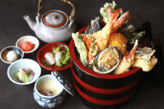 こだわりネタを贅沢に盛り込み、豊かな食べ応えを追求した「黄金天丼MAX」。