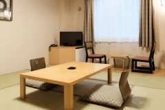 【和室一例】ご家族、親しい方とお過ごしいただくのにおすすめのお部屋です（写真は一例です。当日のお部屋を確約するものではございませんのでご了承願います）。