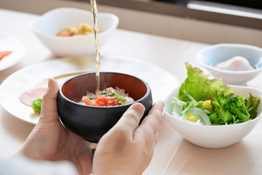 【朝食ビュッフェ】米どころ新潟のコシヒカリと、特製出汁で作る、名物「清風苑茶漬け」です。