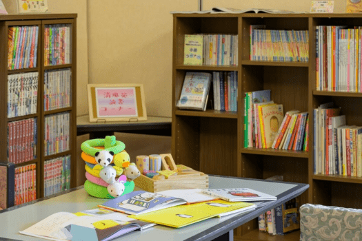 ラウンジには漫画や絵本など大人からお子様までお楽しみいただける読書コーナーがございます