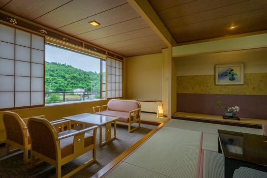 【雅亭和室12.5畳】スタンダード客室。月岡の街並みを眺めながらお連れ様との会話をお楽しみください