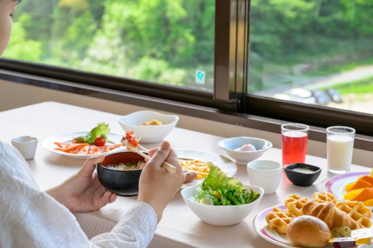 【朝食ビュッフェ】さわやかな朝の景色を望む展望レストランで、笑顔溢れるご朝食を。