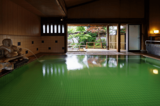 【月岡湯香炉】硫黄と檜の香りが漂う内風呂です。京風庭園を望む露天風呂もございます。