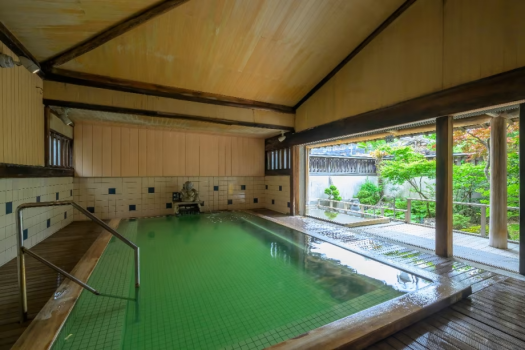 【月岡湯香炉 源氏の湯】硫黄と檜の香りが漂う内風呂です。京風庭園を望む露天風呂もございます。 【月岡湯香炉 源氏の湯】硫黄と檜の香りが漂う内風呂です。京風庭園を望む露天風呂もございます。