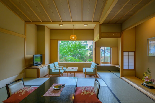 【末広亭和室 檜風呂付】居心地の良い12.5畳の和室。窓の外には専用の空中庭園を設えました。