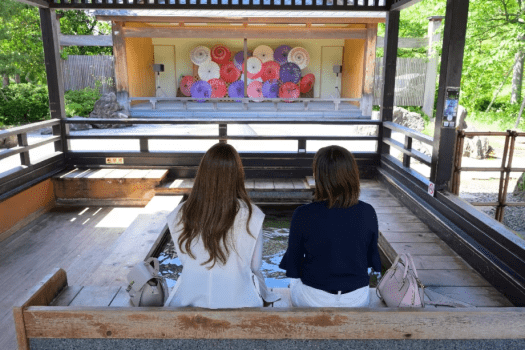 【月岡温泉あしゆ湯足美（ゆたび）】徒歩5分。月岡温泉の中心「月姫広場」にある無料の足湯です。