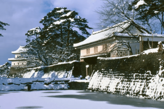 【新発田城】お車で約20分。冬季封鎖のため、雪化粧した城や氷の張ったお堀は門の外から見学しましょう。