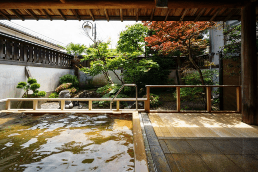 【月岡湯香炉　源氏の湯】京風庭園を望む露天風呂です。