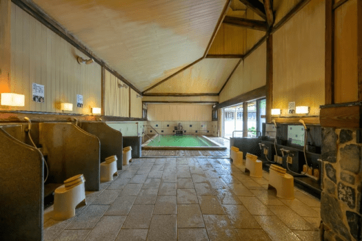 月岡湯香炉「美人の湯」全国有数の硫黄含有量を誇るエメラルドグリーンの温泉で旅の疲れをじっくりと癒してください