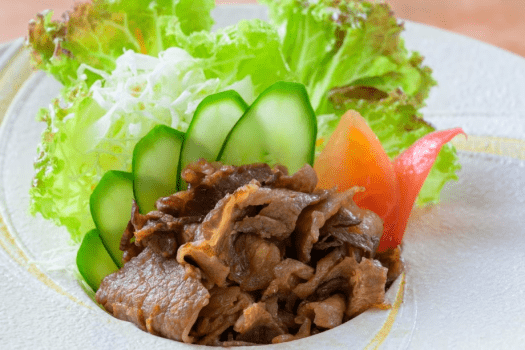 A4ランク以上のにいがた和牛「新発田牛」をすき焼き風に煮てお出しするオリジナルミートサラダ